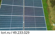 Solar panels in a sustainable rural community. Стоковое видео, видеограф ALEJANDRO PEREZ ALVARES / Фотобанк Лори