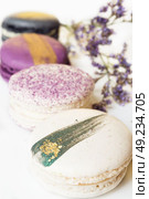colorful macaroon cakes  against white background. Стоковое фото, агентство Ingram Publishing / Фотобанк Лори