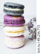 colorful macaroon cakes  against white background. Стоковое фото, агентство Ingram Publishing / Фотобанк Лори