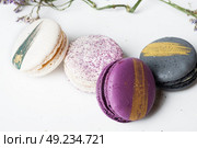 colorful macaroon cakes  against white background. Стоковое фото, агентство Ingram Publishing / Фотобанк Лори