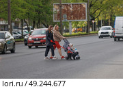 Семья переходит улицу в неположенном месте. Нарушители ПДД на дороге. Угроза ДТП. Редакционное фото, фотограф Grigory_Gez / Фотобанк Лори