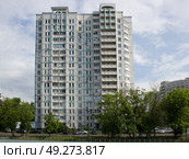 Многоквартирный 17-этажный жилой дом 2004 года постройки, типовой серии ГМС-2001, по адресу Осташковская улица, д.21. Москва. Редакционное фото, фотограф Елена Орлова / Фотобанк Лори