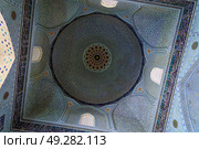Ornament of the dome and interior of the Bibi Hanum mosque in Samarkand, Uzbekistan. Muslim oriental traditional geometric ornament. (2023 год). Стоковое фото, фотограф Емельянов Евгений Викторович / Фотобанк Лори