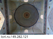Ornament of the dome and interior of the Bibi Hanum mosque in Samarkand, Uzbekistan. Muslim oriental traditional geometric ornament. (2023 год). Стоковое фото, фотограф Емельянов Евгений Викторович / Фотобанк Лори