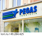 Вывеска туроператора "Pegas touristik", город Ульяновск (2024 год). Редакционное фото, фотограф Вячеслав Палес / Фотобанк Лори