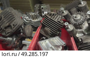 Internal combustion engine parts, cylinders, pistons, cylinder heads are on the shelves in the repair shop. Стоковое видео, видеограф Куликов Константин / Фотобанк Лори