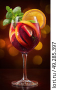Refreshing Fruit Cocktail Served in a Stemmed Glass With Vibrant Garnishes and Bokeh Background. Стоковое AI-изображение, AI-художник Юлия Гапеенко / Фотобанк Лори