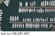 Top view on yacht boats in marina. Стоковое видео, видеограф Михаил Коханчиков / Фотобанк Лори