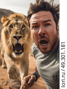 A man poses for a selfie with a lion in the desert, showing courage and confidence in the face of danger. Стоковое AI-изображение, AI-художник Данила Большаков / Фотобанк Лори