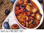 meat in plum sauce. dish of pork stewed in plum sauce. Стоковое фото, агентство Ingram Publishing / Фотобанк Лори