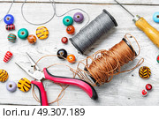 Colorful beads on white table. Set of multicolored beads for making bracelet and necklace. Стоковое фото, агентство Ingram Publishing / Фотобанк Лори