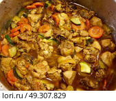 chicken stew in a restaurant big pan. Стоковое фото, агентство Ingram Publishing / Фотобанк Лори