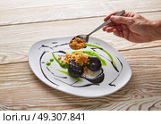 Molecular gastonomy cuttlefish roes with citrus mayonnaise. Стоковое фото, агентство Ingram Publishing / Фотобанк Лори