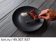 Grilled smoked eel with green apple and citrus chef hand preparing. Стоковое фото, агентство Ingram Publishing / Фотобанк Лори