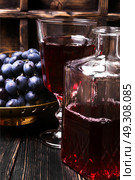 Wine from autumn grapes. glass and a decanter with red wine from autumn grapes. Стоковое фото, агентство Ingram Publishing / Фотобанк Лори