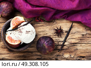 ice cream with figs. appetizing vanilla ice cream sundae with fig fruits. Стоковое фото, агентство Ingram Publishing / Фотобанк Лори