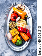appetizing grilled vegetables. grilled vegetables on a fashionable metal plate. Стоковое фото, агентство Ingram Publishing / Фотобанк Лори