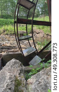 Арт-объект "водяная мельница". Колесо. Вертикальное видео. Art object "water mill". Wheel. Vertical video. Редакционное видео, видеограф Александр Рыбалка / Фотобанк Лори