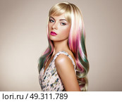 Beauty fashion model girl with colorful dyed hair. Girl with perfect makeup and hairstyle. Model with perfect healthy dyed hair. Стоковое фото, агентство Ingram Publishing / Фотобанк Лори