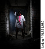 Zombie girl in old dirty house. Стоковое фото, агентство Ingram Publishing / Фотобанк Лори