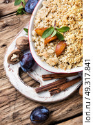 crumble dessert with plum. traditional pie crumb pastry with a plum. Стоковое фото, агентство Ingram Publishing / Фотобанк Лори