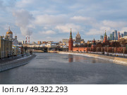 Kremlevskaya and Sofiyskaya embankments, Bolshoy Kamenny Bridge over the Moskva River and the Cathedral of Christ the Savior on a sunny winter day, Moscow, Russia. Стоковое фото, фотограф Ula Ulachka / Фотобанк Лори