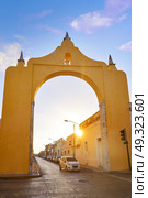 Merida Arch and Quarter of Dragons dragones in Yucatan Mexico. Стоковое фото, агентство Ingram Publishing / Фотобанк Лори