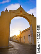 Merida Arch and Quarter of Dragons dragones in Yucatan Mexico. Стоковое фото, агентство Ingram Publishing / Фотобанк Лори
