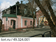 Старинный дореволюционный дом ( ОКН ) на бывшей Малой Демидовской  , Астрахань (2019 год). Редакционное фото, фотограф Павел Просянов / Фотобанк Лори