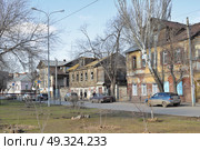 Старинные дореволюционные дома на Набережной реки Кутум , Астрахань. Деревянный дом, что по центру, впоследствии будет ликвидирован. (2016 год). Редакционное фото, фотограф Павел Просянов / Фотобанк Лори