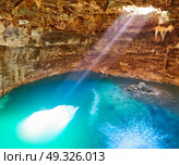 Cenote Samula sinkhole light beam near Valladolid in Yucatan Mexico. Стоковое фото, агентство Ingram Publishing / Фотобанк Лори