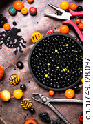 Making jewelery for Halloween. Beads and jewelery for the manufacture of women jewelry in the style of Halloween. Стоковое фото, агентство Ingram Publishing / Фотобанк Лори