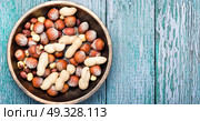 hazelnuts and peanuts. nut peanuts,hazelnuts in the shell and chipped in a bowl. Стоковое фото, агентство Ingram Publishing / Фотобанк Лори