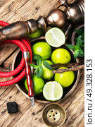 exotic nargile with lime. Arabic hookah with a tobacco flavor of a mixture of lime and peppermint. Стоковое фото, агентство Ingram Publishing / Фотобанк Лори