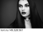 Halloween Vampire Woman portrait. Beautiful Glamour Fashion Sexy Vampire Lady with Long Dark Hair, Beauty Make Up and Costume. Стоковое фото, агентство Ingram Publishing / Фотобанк Лори