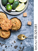 muffin with feijoa. muffins with a taste of ripe feijoa to tea drinking. Стоковое фото, агентство Ingram Publishing / Фотобанк Лори