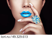 Beauty Fashion woman lips with natural Makeup and white Nail polish. Gloss Blue Lipstick. Beauty girl face close up. Sexy Lips, Manicure, Make up. Ring with Precious Stones, Jewelry. Стоковое фото, агентство Ingram Publishing / Фотобанк Лори