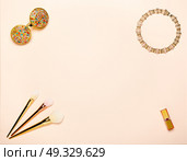 Fashionable Women’s Cosmetics and Accessories. Falt Lay. Stylish Sunglass. Make-Up Lipstick and Brushes. Gold Necklace. Women Accessories. Стоковое фото, агентство Ingram Publishing / Фотобанк Лори