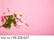 Fashionable Women’s Cosmetics and Accessories. Falt Lay. Nail Polish and blush. Jewelry and Rings. A bouquet of flowers. Pink roses. Стоковое фото, агентство Ingram Publishing / Фотобанк Лори