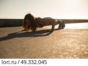 Fitness woman doing exercices on summer sunset. Стоковое фото, агентство Ingram Publishing / Фотобанк Лори