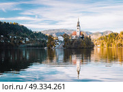 Lake Bled in the Alpine mountains in autumn under blue sky. Стоковое фото, агентство Ingram Publishing / Фотобанк Лори