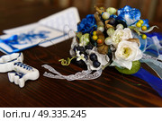 wedding accessories in the style of Gzhel, porcelain, flowers, rings, invitations, wedding. Стоковое фото, агентство Ingram Publishing / Фотобанк Лори