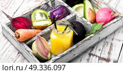 Freshly squeezed vegetable juice. Healthy juice from fresh vegetables and fruit.Healthy lifestyle concept. Стоковое фото, агентство Ingram Publishing / Фотобанк Лори