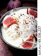 summer ice cream with figs. sundae dessert ice cream with figs in retro style. Стоковое фото, агентство Ingram Publishing / Фотобанк Лори