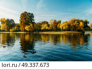 Autumn Season In Bucharest Park Landscape. Стоковое фото, агентство Ingram Publishing / Фотобанк Лори