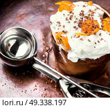 Delicious orange icecream. Vanilla ice cream in bowl with orange jam. Стоковое фото, агентство Ingram Publishing / Фотобанк Лори