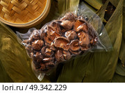 Dried Shiitake mushrooms in vacuum plastic blister for Asian cuisine food. Стоковое фото, агентство Ingram Publishing / Фотобанк Лори