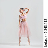 Young ballerina (on grey version) Стоковое фото, агентство Ingram Publishing / Фотобанк Лори
