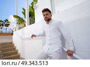 young beard man in a white starway outdoor. Стоковое фото, агентство Ingram Publishing / Фотобанк Лори