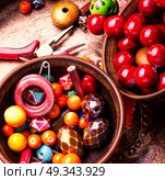 Making bijouterie of colored beads. Hobby jewelry making and beading handmade process.Colored beads.Handicraft. Стоковое фото, агентство Ingram Publishing / Фотобанк Лори